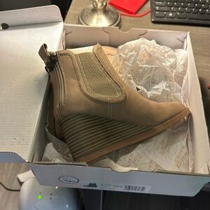 NWT Blowfish Wedge Boots